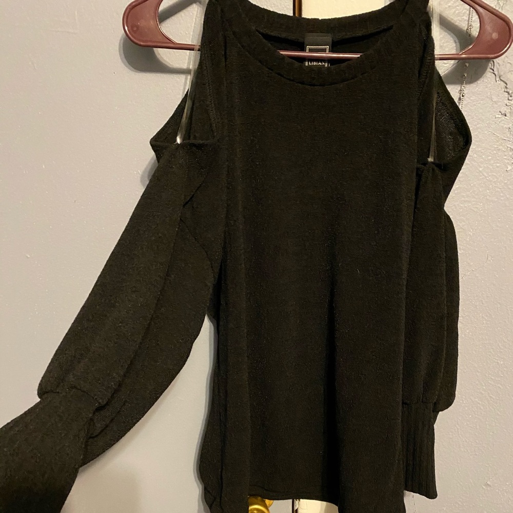 Sweater with open shoulders